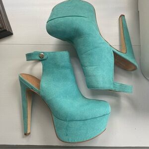 Shoe dazzle Aqua colored suede like shoes 👠
